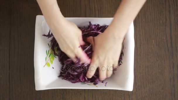 Mani delle donne con un coltello tagliato insalata di cavolo rosso — Video Stock