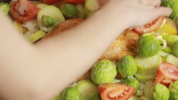 Matlagning kyckling med grönsaker i glas — Stockvideo