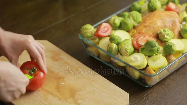 Cuisiner le poulet avec des légumes dans un verre — Video