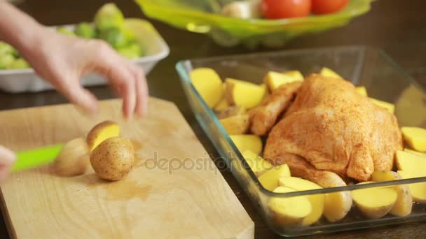 Cocinar pollo con verduras en un vaso — Vídeos de Stock