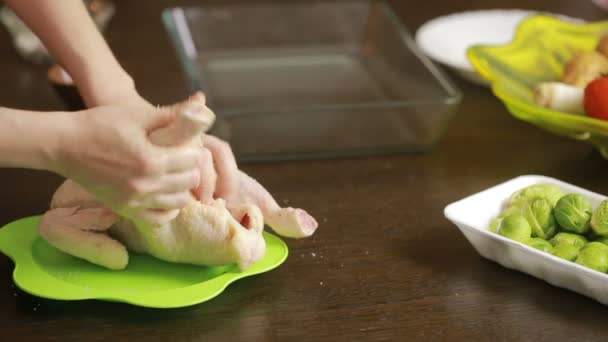 Gebratenes Huhn auf dem Teller — Stockvideo