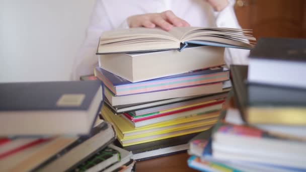 Концепция школы образования. Крупный план девушка в библиотеке колледжа с книгами — стоковое видео