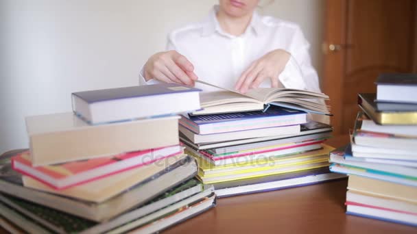 Vzdělávací koncepce školy. Closeup žena dívka v univerzitní knihovnou s knihami — Stock video
