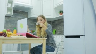 sağlıklı gıda evde, içme ve yemek yeme sarışın kız sağlık kavramı