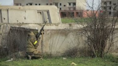 milisler kavga ediyorlar. Silah ve airsoft oyun ile kamuflaj erkeklerde. savaş