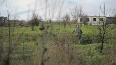 milisler kavga ediyorlar. Silah ve airsoft oyun ile kamuflaj erkeklerde. savaş