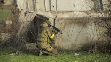 milisler kavga ediyorlar. Silah ve airsoft oyun ile kamuflaj erkeklerde. savaş