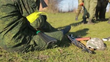 milisler kavga ediyorlar. Silah ve airsoft oyun ile kamuflaj erkeklerde. savaş