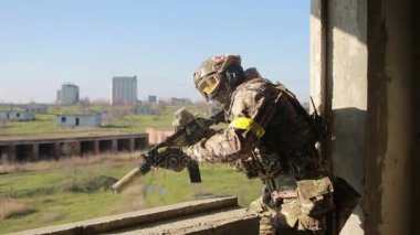 milisler kavga ediyorlar. Silah ve airsoft oyun ile kamuflaj erkeklerde. savaş