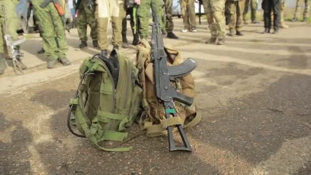 Ополченці воюють. Чоловіки в камуфляжі зі зброєю і грають в ефір. війна — стокове відео