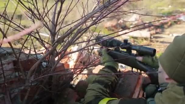 Milices se battent. Des hommes en camouflage avec des armes et jouant airsoft. guerre — Video