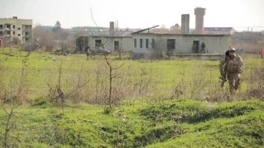 milisler kavga ediyorlar. Silah ve airsoft oyun ile kamuflaj erkeklerde. savaş