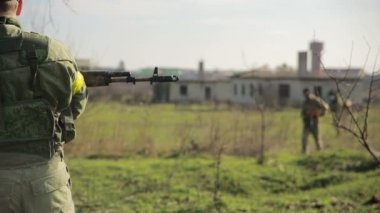 milisler kavga ediyorlar. Silah ve airsoft oyun ile kamuflaj erkeklerde. savaş