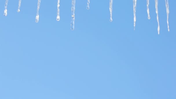 Mavi gökyüzünün arka planında buz saçakları — Stok video