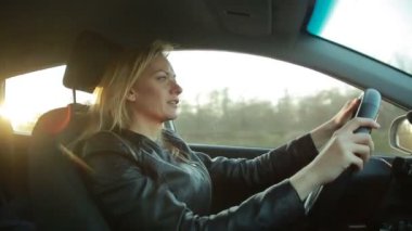 Sarışın genç kadın bir araba