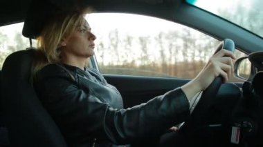 Sarışın genç kadın bir araba