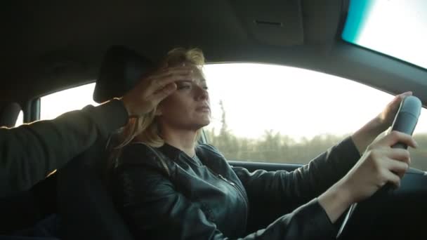 Молодая блондинка за рулем машины — стоковое видео