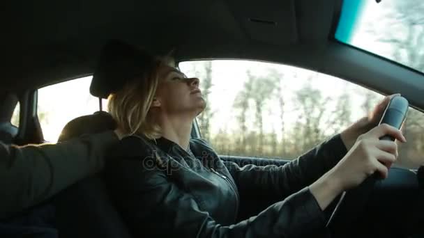 Blondie jeune femme au volant d'une voiture — Video