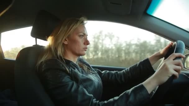 Blondie ung kvinna kör bil — Stockvideo