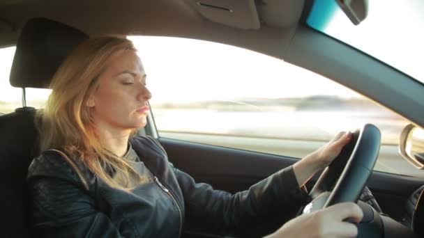 Mujer joven rubia conduciendo un coche — Vídeo de stock