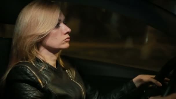 Mujer joven rubia conduciendo un coche — Vídeo de stock