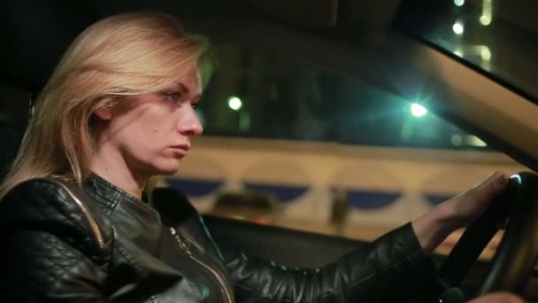 Blondie jeune femme au volant d'une voiture — Video