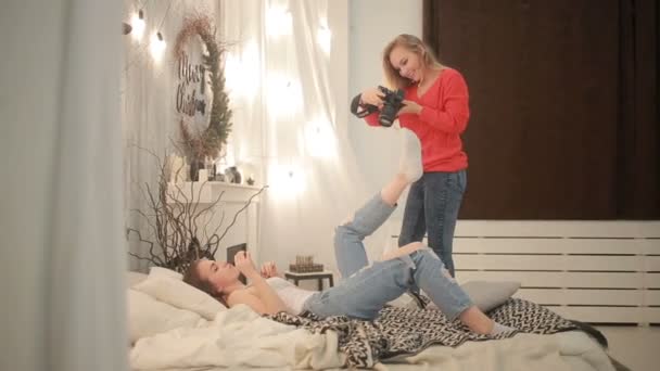 Flickor blondin och brunett fotograferad nära en julgran — Stockvideo