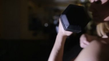 fitness kadın dumbbell jimnastik salonu ile yapıyor.