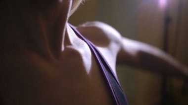 spor salonunda dumbbells ile egzersizleri yapıyor atletik genç kadın,