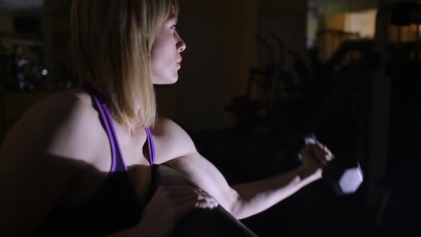 Fitnessfrau macht Übungen mit Kurzhanteln im Fitnessstudio. — Stockvideo