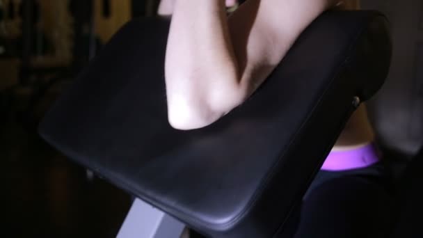 Fitnessfrau macht Übungen mit Kurzhanteln im Fitnessstudio. — Stockvideo