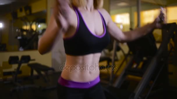 Donna atleta corda da salto in palestra — Video Stock