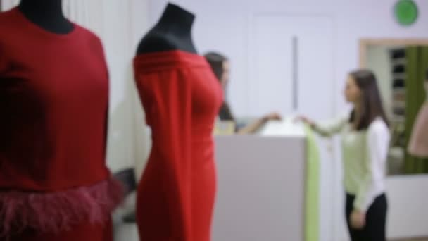 Mädchen nimmt Einkauf an der Kasse eines Bekleidungsgeschäfts — Stockvideo