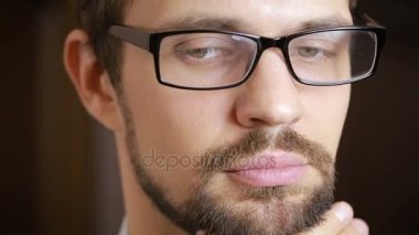 güzel yeşil gözlü adamın gözlük takan sakallı Close-Up