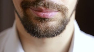 Gülümseme mans. Bir sakal gülümseyen bir adam. Yakın çekim. seksi dudaklar