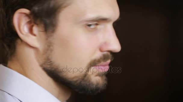 Csinos divat modell férfi portré-zöld szemmel és mosollyal közelről. szakáll — Stock videók