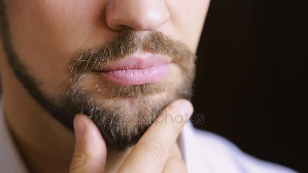 De mans glimlach. Een man met een baard glimlachen. Close-up. sexy lippen — Stockvideo