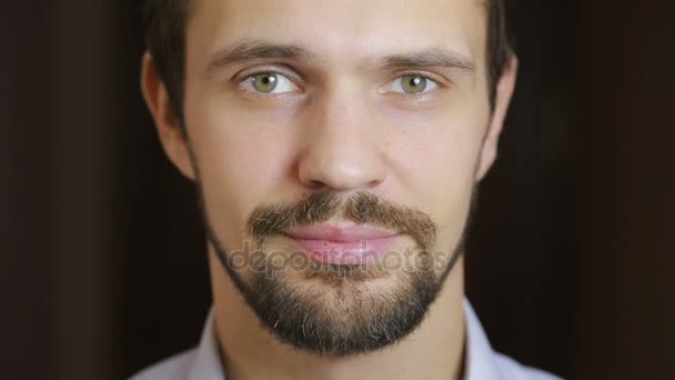 Krásný módní model muž portrét se zelenýma očima a úsměvem zblízka. vousy — Stock video