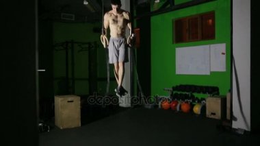 Halkaları rekabet jimnastikçi. sokak egzersiz Crossfit. spor eğitim