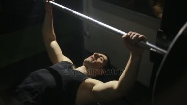 sporcu adam göğüs egzersiz spor salonunda sıra sıkıştırma yok