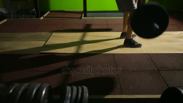 Jongeman deadlift oefening bij sportschool doet. Barbell — Stockvideo