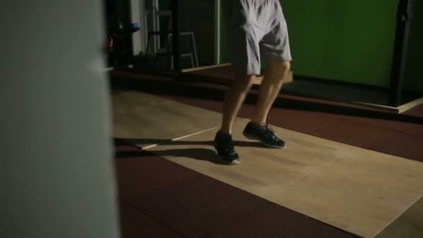 Hombre atlético haciendo ejercicio. Entrenamiento de intervalos de alta intensidad. CrossFit, Burpee — Vídeos de Stock
