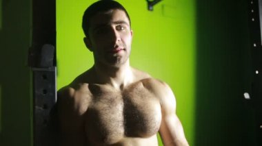 Kameraya bakarak güzel kas vücut ile seksi genç adam