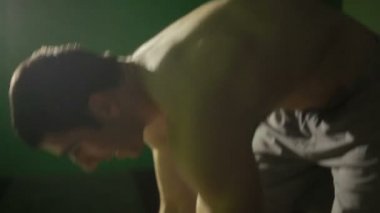 Kettlebell salıncak egzersiz spor yapan genç atletik erkek. CrossFit.