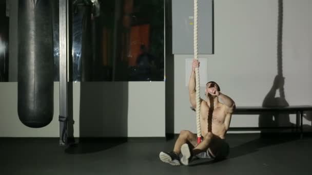 Exercice d'escalade de corde de forme physique dans l'entraînement de gymnase de forme physique. jeune athlète masculin — Video