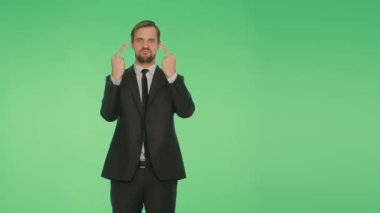 beden dili. yeşil bir arka plan üzerinde iş elbiseli bir adam. hromakey,