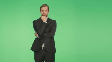 beden dili. yeşil bir arka plan üzerinde iş elbiseli bir adam. hromakey,
