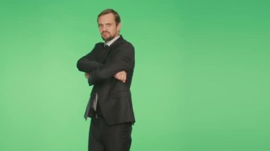 beden dili. yeşil bir arka plan üzerinde iş elbiseli bir adam. hromakey,