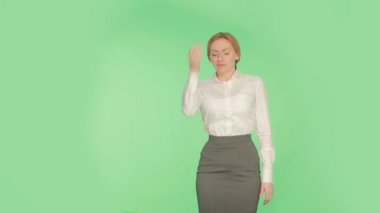 Kız yeşil arka plan, sıkıntı bir jesti. vücut dili. hromokey