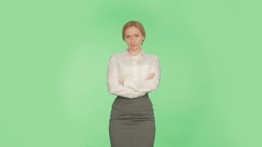 yeşil bir arka plan üzerinde bir kadın vücut dili. silah. Chroma. belirsizlik.